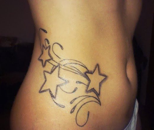 Estrellas tatuadas en el abdomen en el lado derecho del abdomen