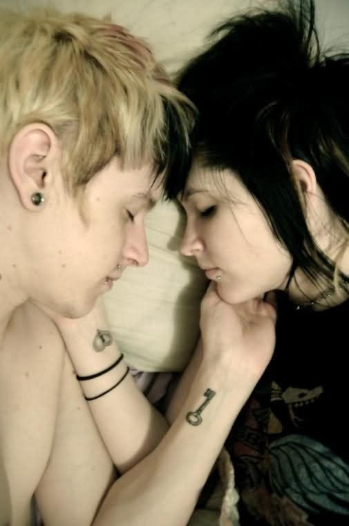 Esta pareja se ha tatuado el clásico tatuaje de enamorados, ella se ha tatuado un corazón con cerradura en su muñeca y él lleva en su muñeca la llave del amor que debe abrir ese corazón, una idea muy romántica y bonita