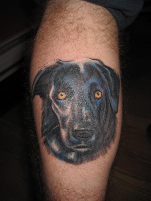 Este hombre se ha tatuado en color azul y negro a su perro en la pierna, además lo ha completado con unos originales ojos amarillos, tal vez sea parecido a su animal de compañía o es el tatuaje del perro con el que siempre soñó