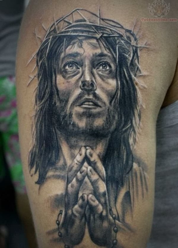 Espectacular tatuaje de la cara de Cristo con una gran profundidad de la mirada, un gran trazado de las barbas y un bonito sombreado a color blanco que resalta aún más este maravilloso tatuaje para católicos