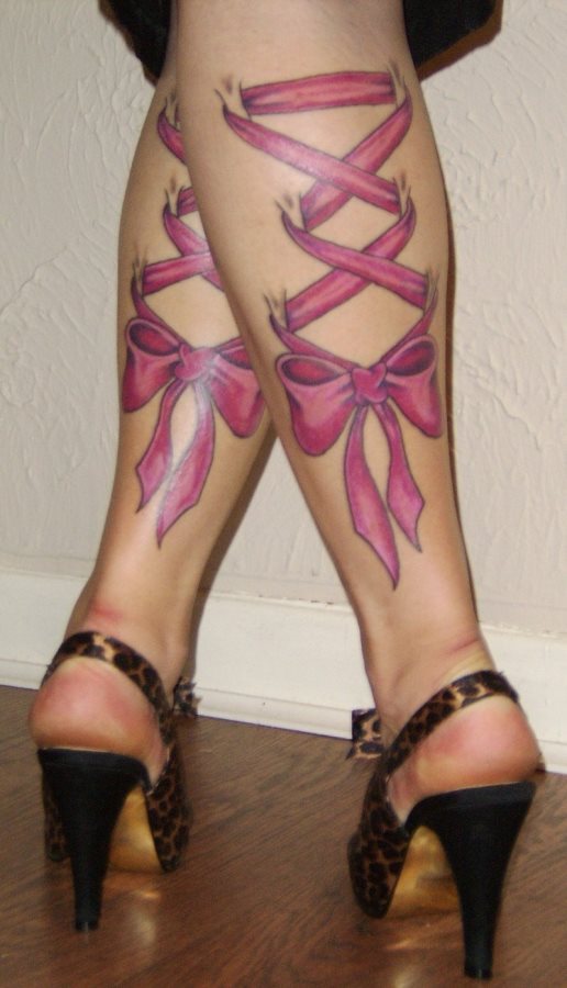 Tatuaje de un lazo que parece ir enlazándose en la propia pierna, aunque el realismo no es el fuerte de este tattoo, sí podemos decir que ha quedado u nresultado muy femenino y orignal en las piernas de esta chica
