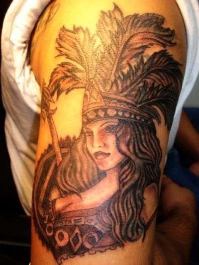 Mujer azteca con un sombrero realizado de hojas