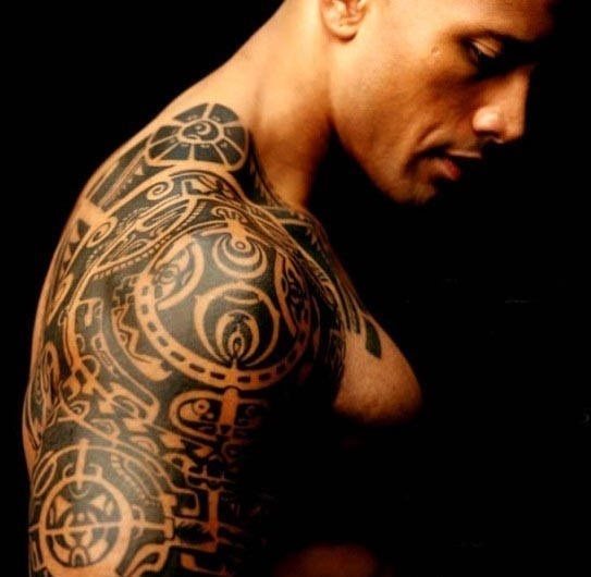 El brazo es el lugar típico para realizar un tattoo de estilo tribal, aunque más bien parece de tipo azteca, si nos fijamos el personaje se parece a un conocido actos de Hollywood del que siempre han destacado sus grandes músculos y sus bonitos tatuajes