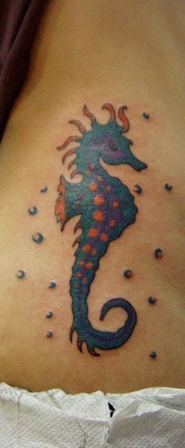 En la siguiente imagen tenemos un bonito tatuaje de aspecto caricaturesco de un caballito de mar rodeado de burbujas
