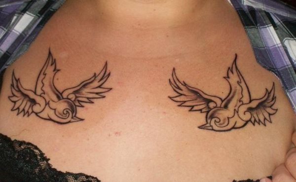 Dos nuevas golondrinas simtricamente tatuadas en el pecho de esta chica
