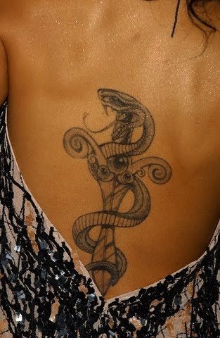 Un nuevo diseo de una espada rodeada por una serpiente en la espalda de una chica