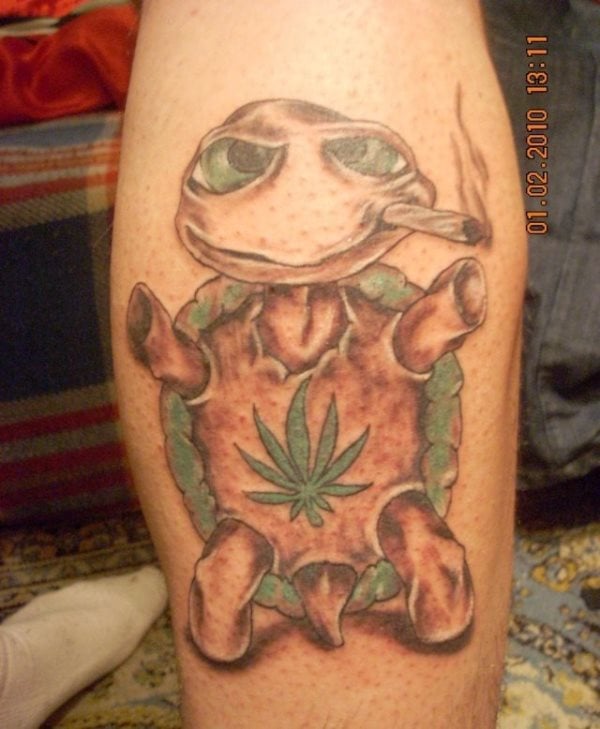 Divertido diseo de una tortuga fumadora con una hoja de marihuana tatuada sobre su cuerpo
