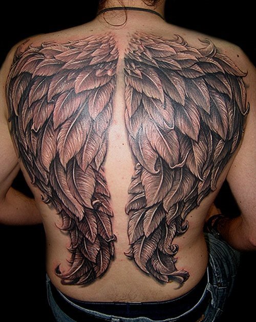 Si creías haberlo visto todo en tatuajes de alas en la espalda, aquí te presentamos uno que no olvidarás facilmente, ya que el gran trabajo conseguido en el plumaje, las sombras y brillos, sumando al gran tamaño del tattoo, lo han convertido en uno de los mejores tatuajes de alas vistos hasta ahora