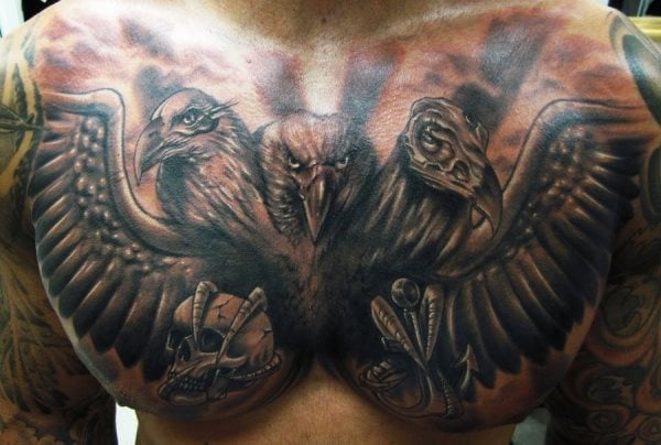 Tatuaje en el pecho de un águila con tres cabeza y que en una de sus garras lleva una caravela, un tatuaje peculiar, donde prima la originalidad y que ha tenido como resultado un aspecto bastante impresionante y bueno