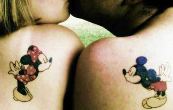 Esta enamorada pareja que se está besando se ha tatuado ella en la espalda a Minnie Mouse lanzando un besito y él se ha tatuado, también esu espalda, a Mickey Mouse también lanzando un besito, un tatuaje para nada infantil y que es muy bonito y romántico