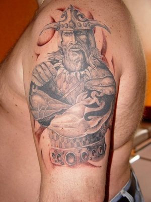 Diseo de un vikingo en tonos negros con unos brazos desporporcionados en mi opinin y con un fondo en tonos rojos, que le quitan protagonismo al diseo principal