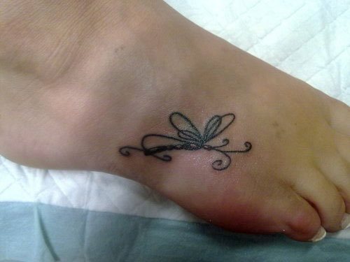 Como ya ehmos visto anteriormente, la libelula puede tener un gran resultado si la tatuamos en el empeine o en un lado del pie