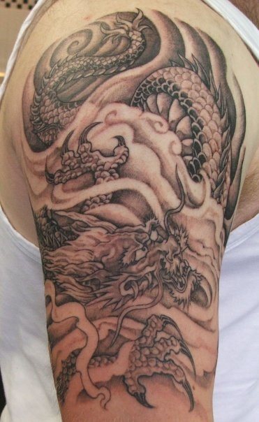 Dragón sobre el brazo