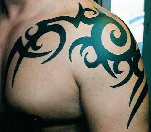 Clásico tatuaje tribal de gran tamaño y trazado en un sólo dibujo que va componiéndose por las líneas curvas y gruesas utilisadas para componer el tatuaje, no es el tribal que más nos guste a día de hoy, pero está claro que nos encontramos ante el histórico y atemporal tatuaje con motivos tribales