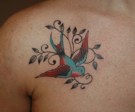 Tattoo sobre el hombro, del que se puede pensar que es una golondrina aunque tambin puede parecer una paloma