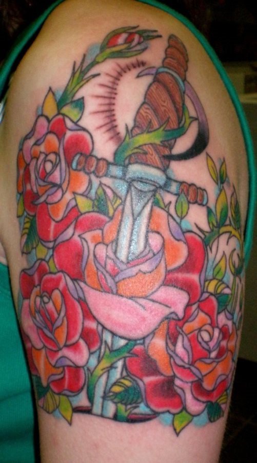 Muy colorido este diseo repleto de rosas con una espada en el centro