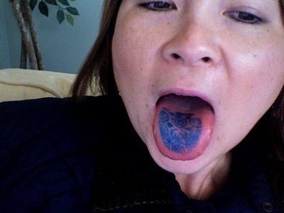 Tatuaje de dibujos tribales en la lengua y con un colorido azul es el protagonista de esta fotografía, una más para nuestra galería de tatuajes en la lengua, una galería sin duda muy peculiar y de la que en algunas ocasiones estamos seguros que son tatuajes que se borran con facilidad
