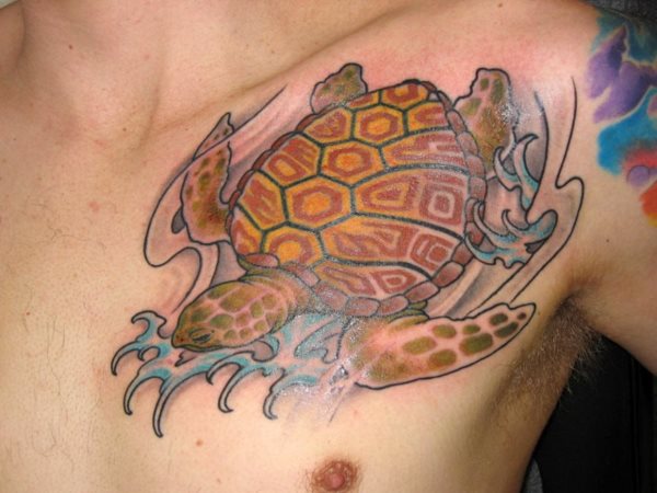 Tortuga nadando tatuada sobre el pecho