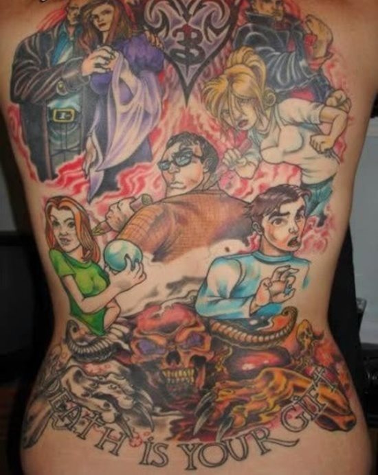Composición de tatuajes en la espalda realizado por varios personajes de comic, los cuales estan realizando cada uno una actividad diferente