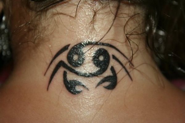 Tatuaje zodiacal en el que se ha conseguido un muy buen resultando con la conexión de un cangrejo y el propio signo en sí de Cáncer, como sabréis, los cáncer son los nacidos entre el 21 de junio y el 22 de julio y el metal asignado a este signo zodiacal es la plata