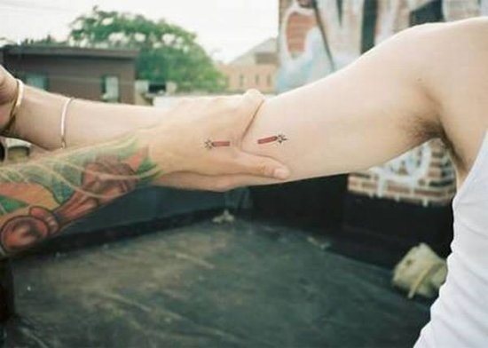 Esta pareja se han hecho un tatuaje gemelo, es decir, ambos tienen el mismo dibujo diseñado y tatuado sobre su piel, para tener presente las veinticuatro horas del día a la otra persona, una genial idea para aquellas parejas que quieren dar un paso más como muestra de amor