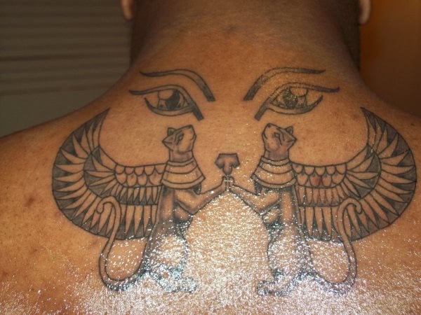 Tatuaje egipcio caracterizado por la gran simetría de sus dibujos, los dos ojos y los animales alados