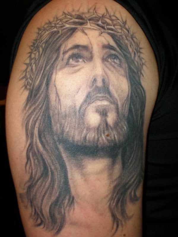 Tatuaje de Cristo muy realista, en el que se ha alcanzado la perfección con el trazado del cuello de Cristo y la mirada profunda al cielo que nos parece decir que está hablándole a su Padre