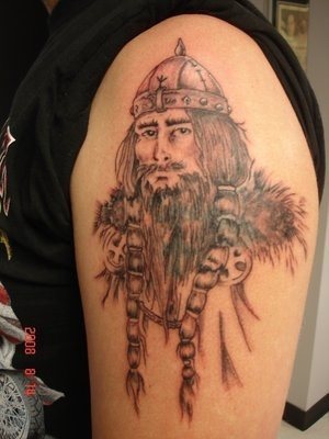 En este tatuaje vemos otro vikingo con grandes trenzas y adornos alrededor del cuello