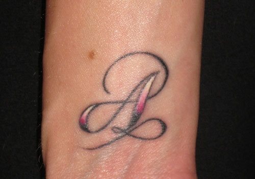 Letra A tatuada en la mueca, cerca del antebrazo