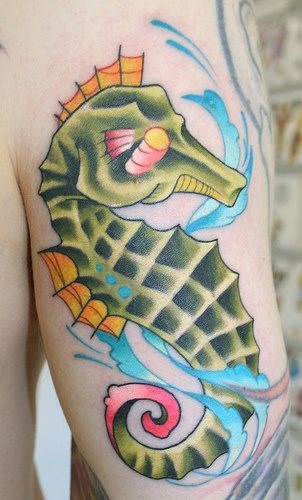 A continuación tenemos un bonito tatuaje lleno de colores de un caballito de mar rodeado de flujos de agua