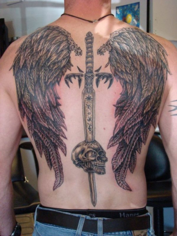 Tatuaje que cubre la espalda al completo en el que distinguimos una espada en el centro, sobre la columna y a los lados dos grandes alas
