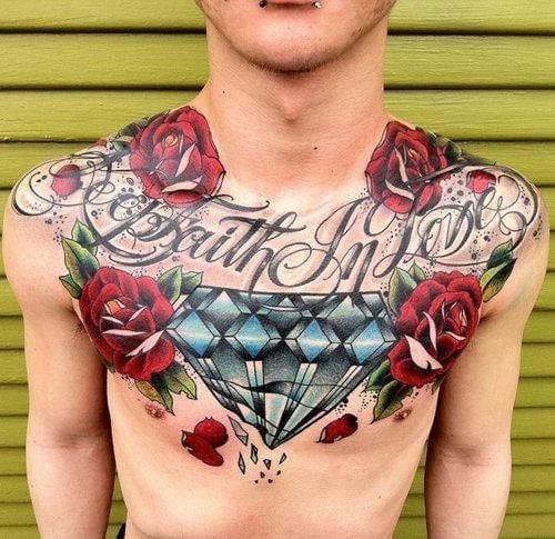 Espectacular tatuaje en el pecho de un diamante rodeado de cuatro rosas rojas con unos sombreados buenísimos y cuyo centro del pecho se ha tatuado una frase de gran tamaño, un resultado fantástico y unos trazos del tattoo dignos de apreciar