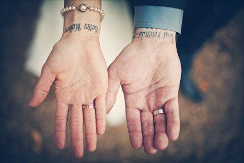 Esta pareja lleva tatuada la misma frase en el interior de la muñeca, una magnífica idea para las parejas que buscan sellar su amor de una manera diferente que las clásicas flores, anillos o cartas de amor, aquí la carta de amor se ha tatuado sobre la piel, para que nunca se olvide