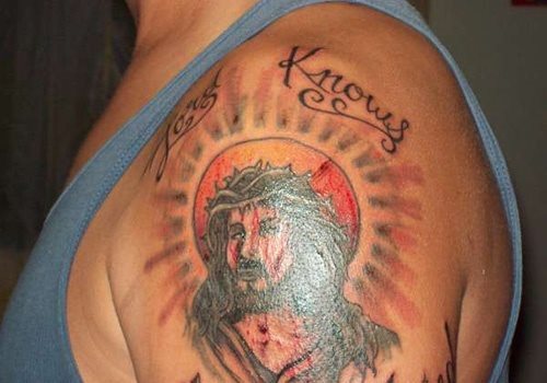 Todos aquellos que no quieren alejarse de Cristo y que lo quieren tener cerca piensan alguna vez en tatuarse algún símbolo cristiano, en esta ocasión la cara de Cristo ensangrentada y una frase ha sido la elección de este religioso
