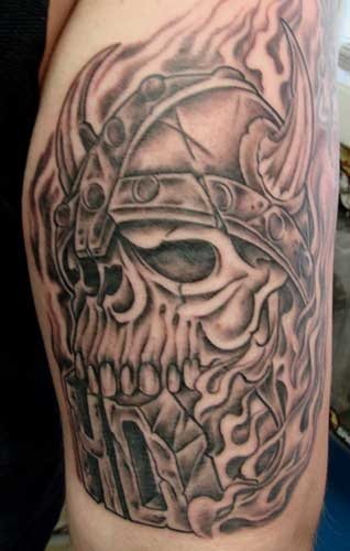 En el caso de esta imgen vemos un dibujo de una calavera con un casco, como si se tratara del crneo de un vikingo