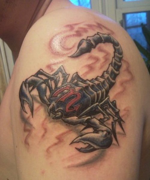 Tatuaje de un escorpión con el símbolo del signo de Virgo, tatuado sobre el hombro y con un leve difuminado rojo bajo el propio escorpión hacen de este tattoo un peculiar tatuaje, ya que es un tipo de dibujo muy utilizado en años anteriores, pero que cada vez se ven menos