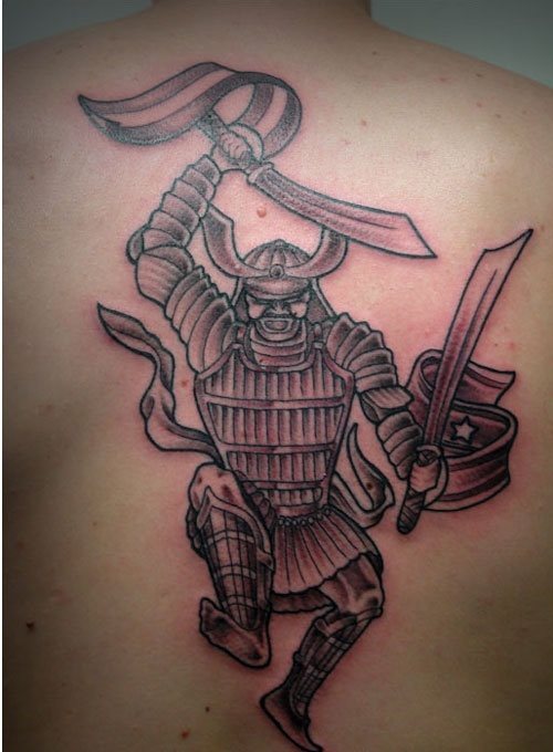 Diseo de un samurai en posicin de guerra, el cual aparece con dos espadas y lo que parecen ser una especie de bandera que sale de cada una de stas banderas