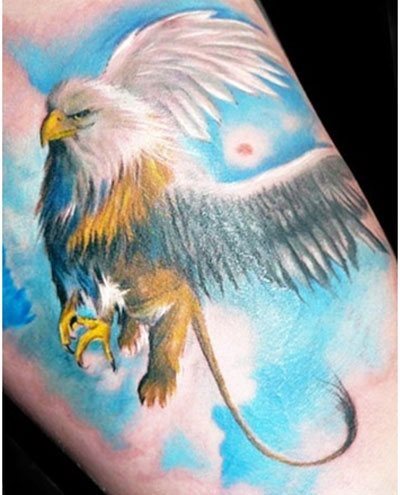 Tatuaje de un ánguila imperial sobre fondo azul, en el que destaca la mirada agresiva de este aninal, un ave muy apreciado por los americanos, siendo uno de los elementos preferidos por los ciudadanos de este país para tatuar en su piel