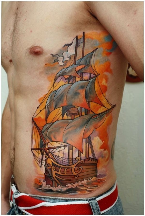 Este hombre tiene tatuada toda la parte izquierda del cuerpo con un barco y otros diseos