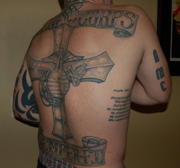 Este hombre es un gran aficionado a los tatuajes