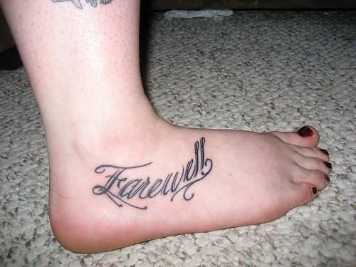 La palabra despedida en ingls tatuada en el lateral del pie