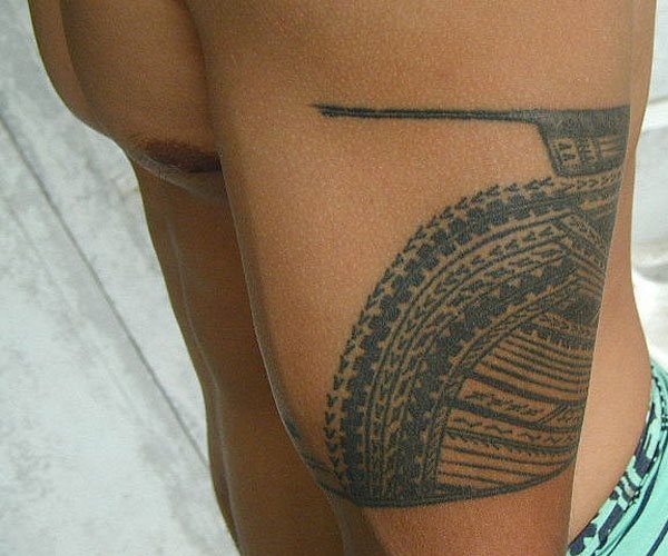 No estoy muy seguro de lo que representa realmente este tatuaje pero puede ser un tatuaje de Hawai