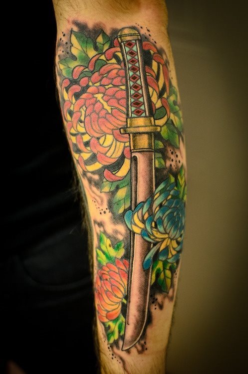 Un nuevo cuchillo o daga en coloridos tonos con base de bonitas flores