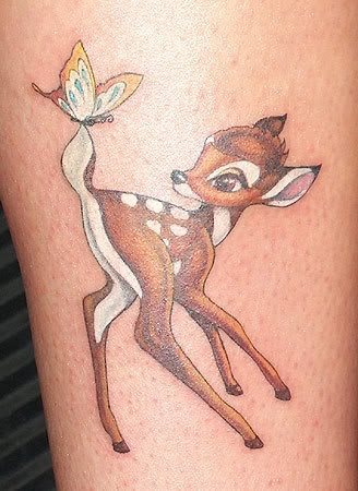 Divertido tatuaje de bambi al que se le ha posado una mariposa en su cola, en esta ocasión nos gustan mucho los colores vivos con el que se ha pintado tan bonito animal, además de añadir lo bien conseguido que está el color blanco