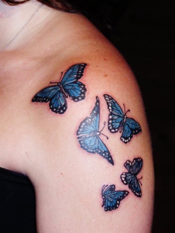 Mariposas revolotenado en tonos azules, negros y blancos