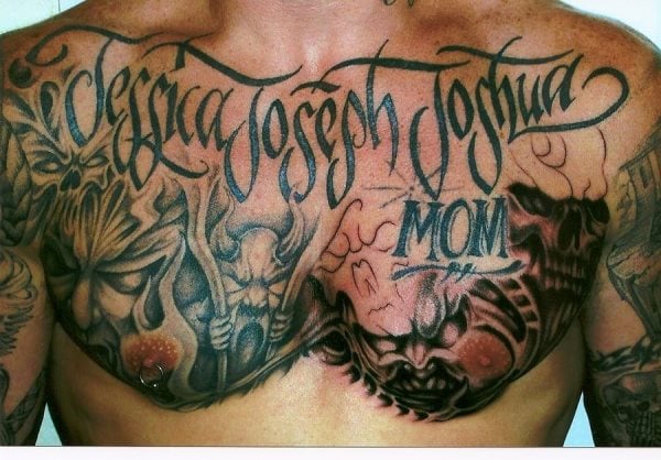 Tatuaje de una frase en el pecho que se ha ido complementando con grandes dibujos en ambos lados del pecho y que ha dado un resultado muy bueno, además se ha tatuado en el lado del corazón la palabra mom