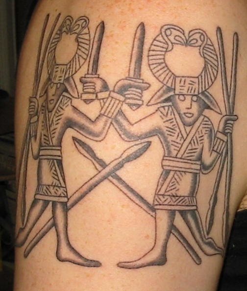 Tatuaje egipcio a un solo color ubicado en el brazo, un tatuaje de diseño sencillo y gran simetría en el que ambas personas son exactamente iguales