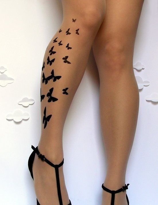 Elegante y fino tatuaje de multitud de mariposas desde el tobillo hasta la rodilla, parece que no sea un tattoo de verdad, pero de lo que estamos seguros es que si se atreve a convertir en realidad el tatuaje, quedará fantásticamente bien en la pierna