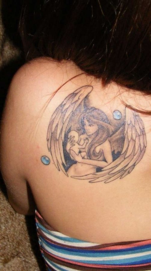 Tatuaje muy bonito y sentimental de una mujer alada que con sus alas envuelve al bebé que tiene entre sus brazos, un tatuaje de sencillos trazos e idea original que decoran de manera perfecta, parte de la espalda de esta joven