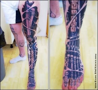 Tattoo de estilo biomecnico, se trata del diseo que mezcla huesos y piezas electrnicas en un tatuaje
